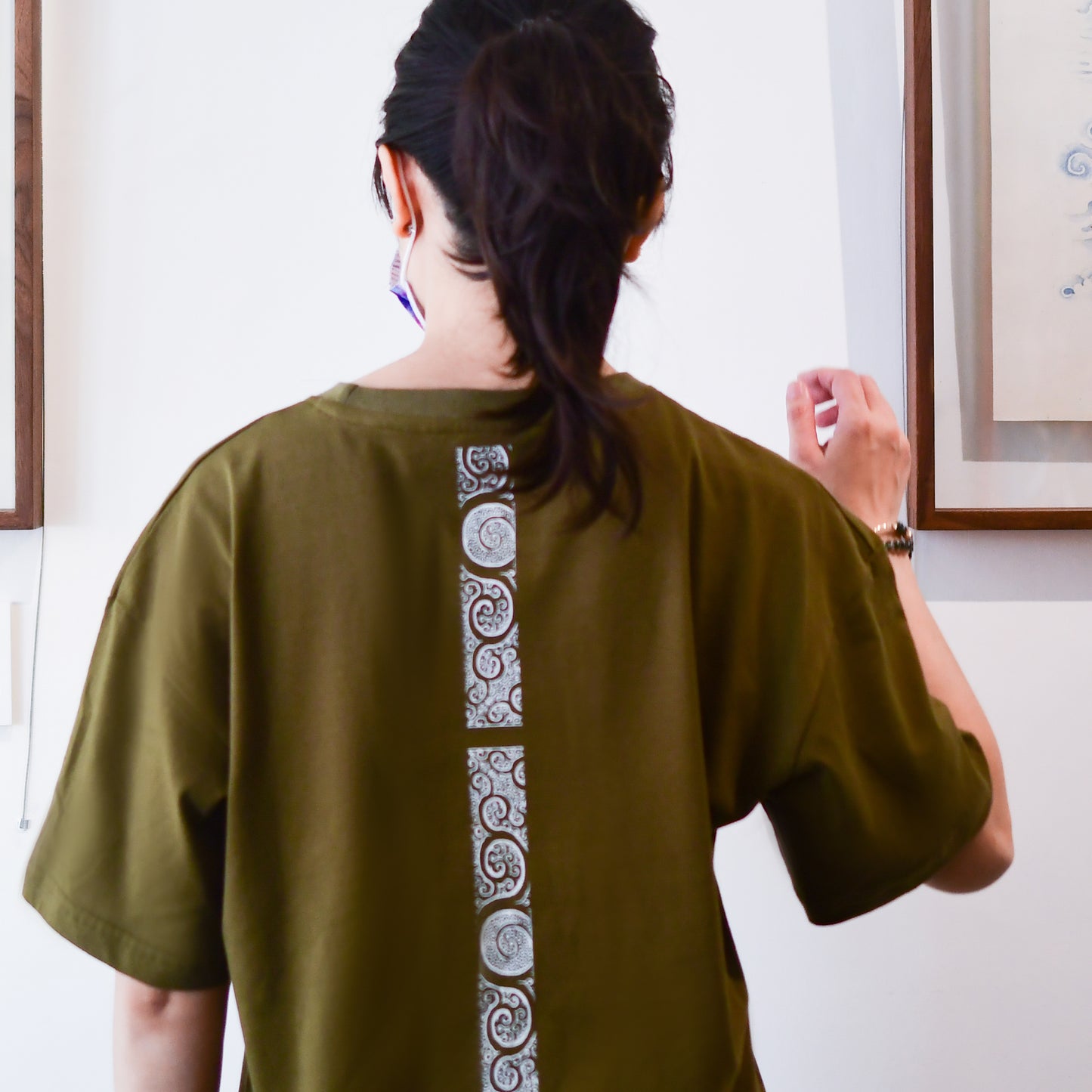 軍綠色中性Oversize寬鬆短袖圖騰圖案Tee